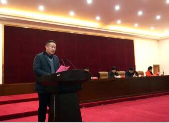 湖北昌利董事长在“百企联百村脱贫奔小康”动员会宣读倡议书 湖北昌利董事长在“百企联百村脱贫奔小康”动员会宣读倡议书