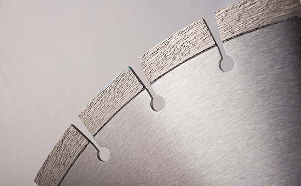 金刚石锯片刀头的工艺选择手法分析 金刚石锯片刀头的工艺选择手法分析