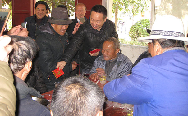 董事长龙其准先生到福利院慰问孤寡老人 董事长龙其准先生到福利院慰问孤寡老人