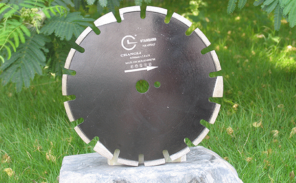 新型金刚石锯片不断地应用到生产中如低噪声型