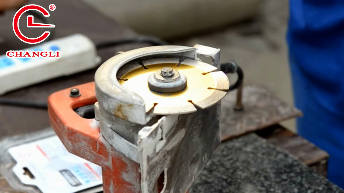 金刚石锯片片体开了是什么状况，有人知道么？