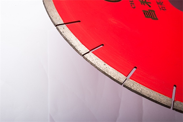 利用石材专用锯片切割石料前你了解它的硬度吗?